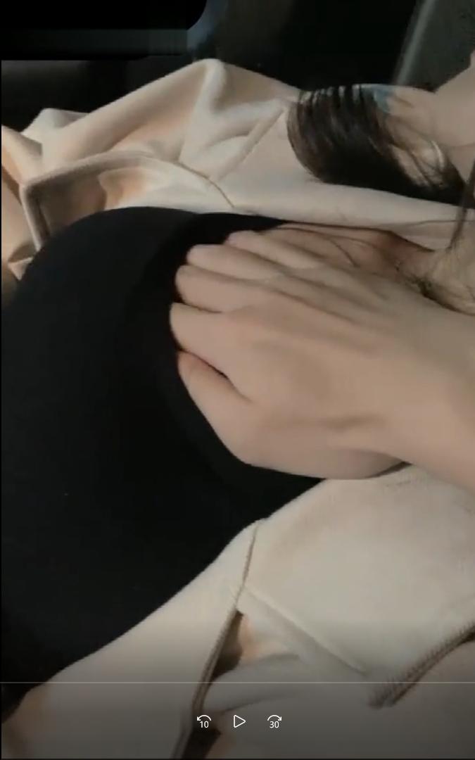 (本土自偷拍)約心儀的同事故意灌醉 車上摸不夠_忍不住带到酒店给操了 海报