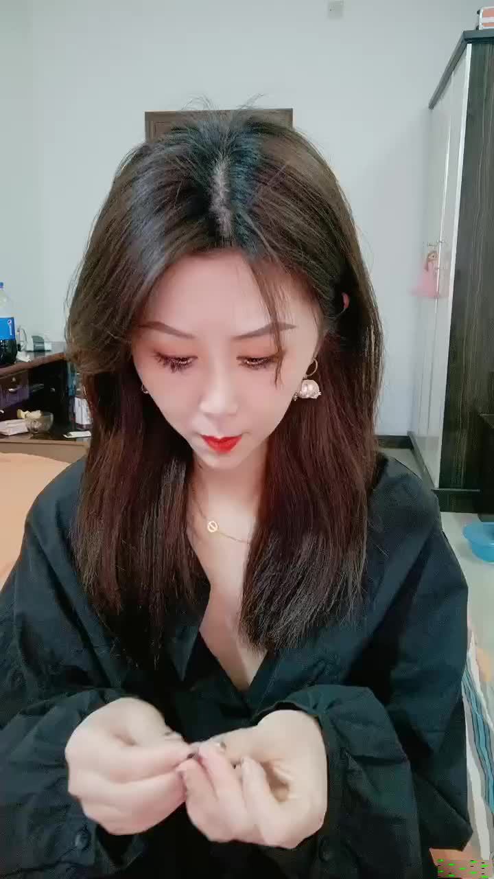 ❤️❤️颜值爆表气质美御姐，性格超好玩得开，后入自己往后撞击，骑乘位猛坐，骚的不行，活很好 海报