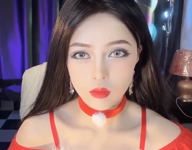 ❤️❤️妖艳小骚货【reaowna】圣诞情趣装，白色网袜，拉珠爆菊花，口塞大黑牛玩穴，极度风骚淫荡 海报