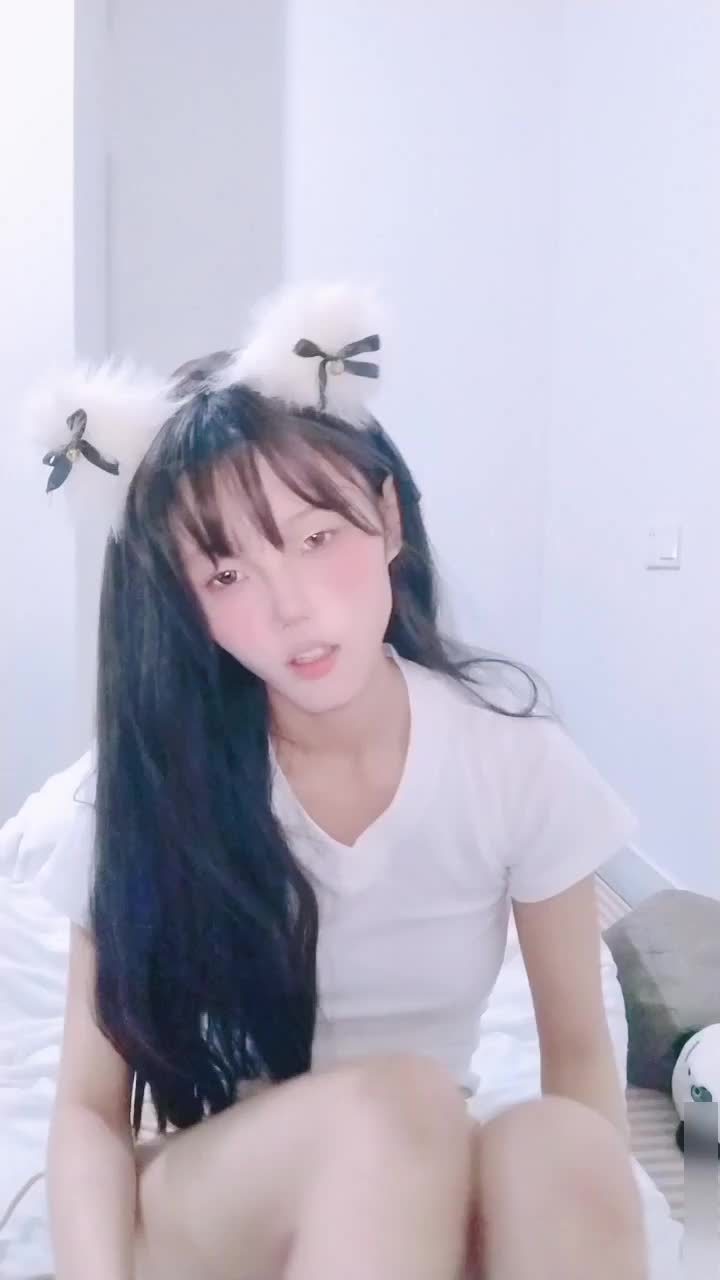 外表清纯极品美少女，细腰美臀好身材，超级嫩，白丝袜掰穴自摸，翘起光滑美臀摇摆，极度诱惑 海报