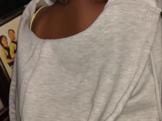 在沙龙与黑人女孩秘密约会，她潮吹并暴露自己！。 海报