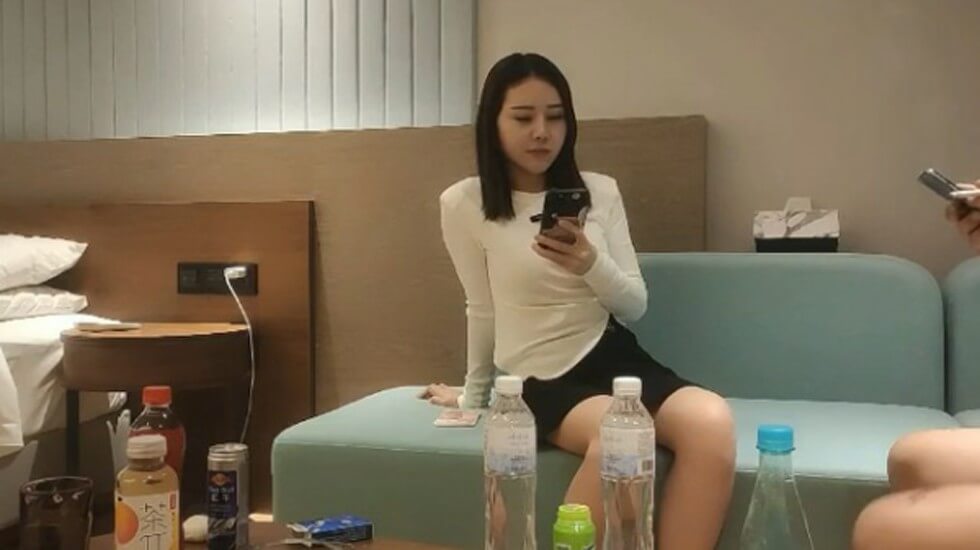 3000网约高端外围女神沙发啪啪,极品身材一对美乳超诱人娇喘连连 海报