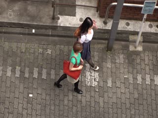 为了不被身边的妈妈朋友发现，拼命压低声音的巨乳人妻精油按摩3黑川纱里奈,吉根柚莉爱,结城莉乃。 海报