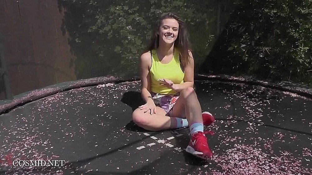 cosmid brooke willow on the trampoline 海报