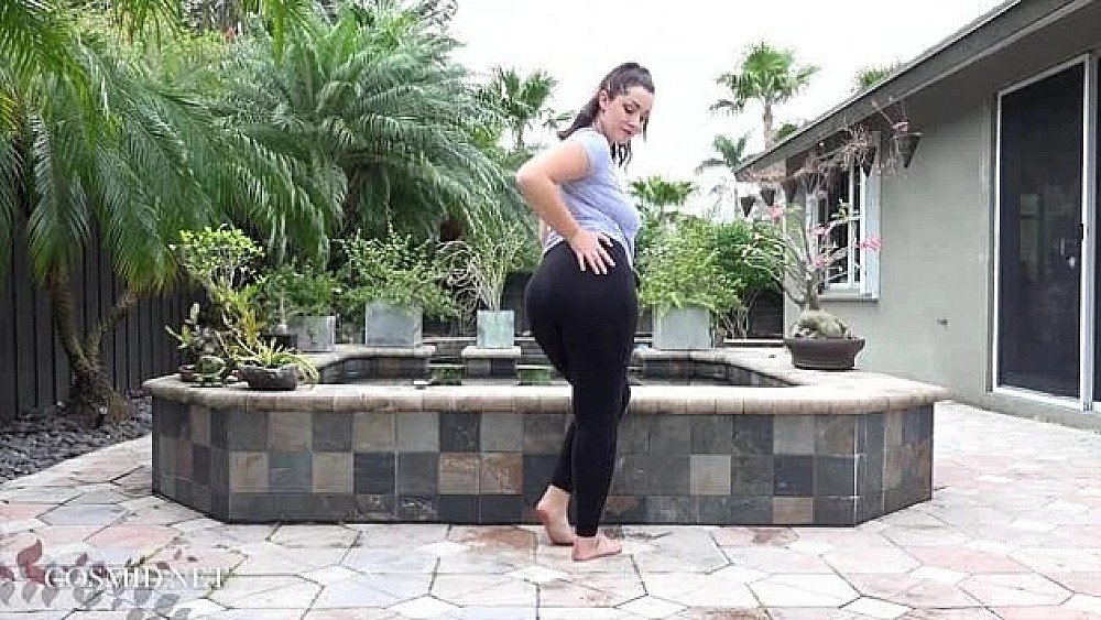 cosmid lexi lloyd by the fountain 海报