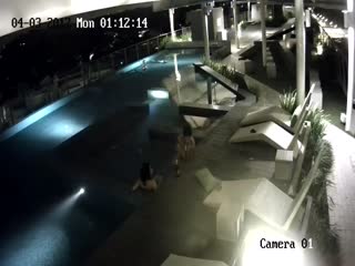度假村户外泳池后半夜出来泡澡的年轻情侣边泡边喝酒一会感觉来了水中缠绵互舔池边啪啪地方大随便搞刺激啊 海报
