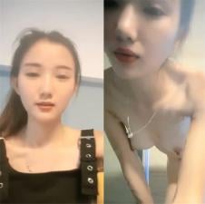 漂亮姐姐洗澡前先来抠抠摸摸开个直播赚外快 海报