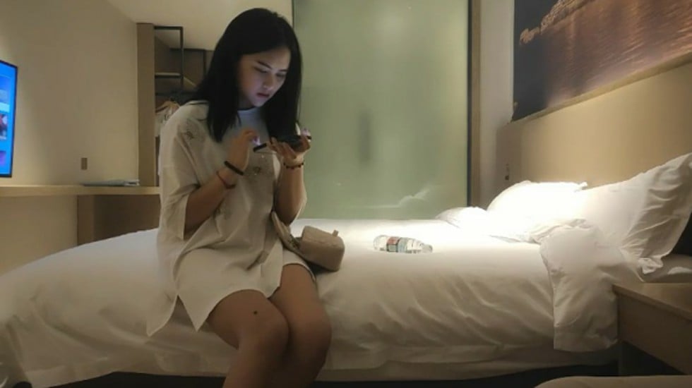 小马寻花约操漂亮美女,深喉口交后入撞击啊啊叫操的受不了 海报