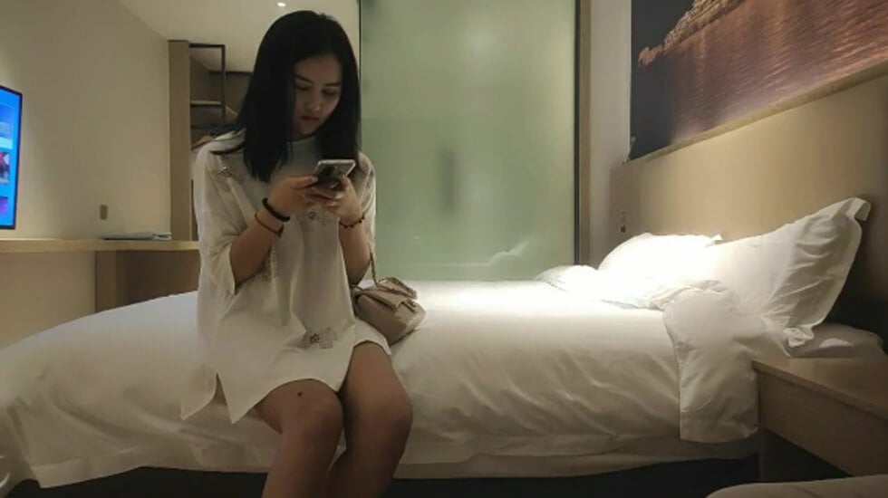 小马寻花约白衣外围妹子,蹲着深喉口交,后入撞击啊啊叫操的受不了 海报