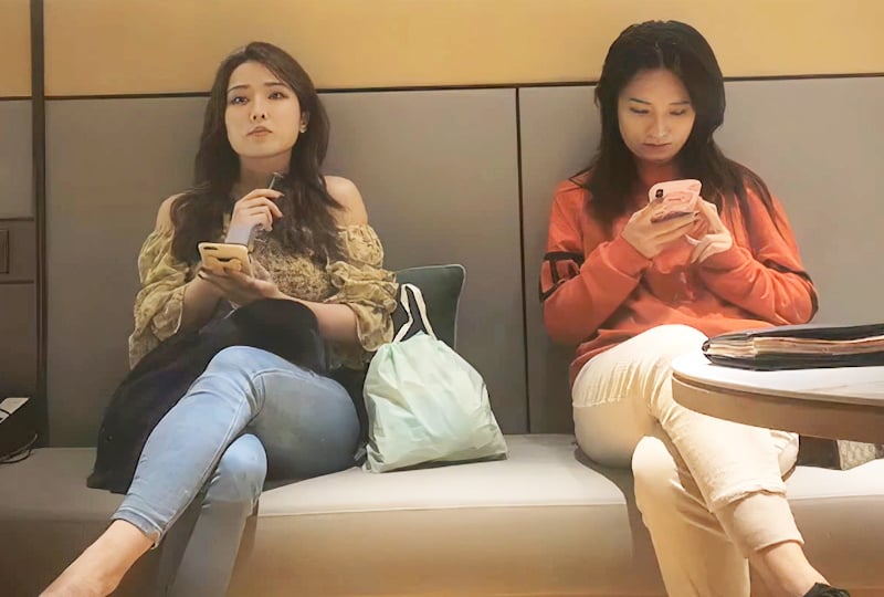 二选一 猜小哥选哪位 留下的这位可真骚呀搞得呻吟连连! 海报