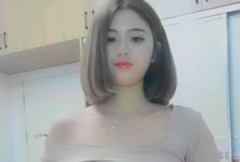 大眼妹妹半裸挑逗! 海报