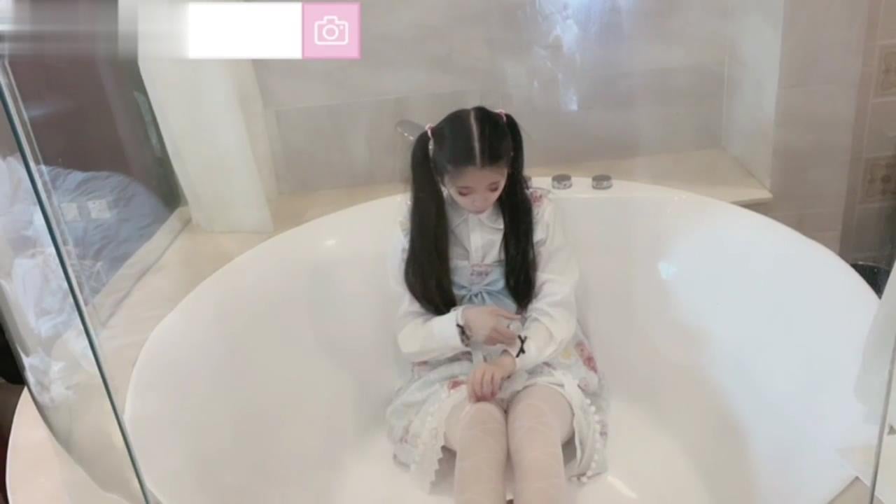 司语女神洛丽塔装足交颜射 海报