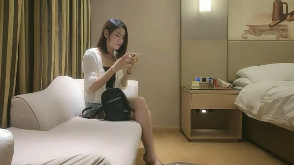 小马寻花深夜激情齐逼牛仔短裤外围,对着镜头掰穴揉搓,上位骑坐自己动,正入抽插呻吟大声 海报
