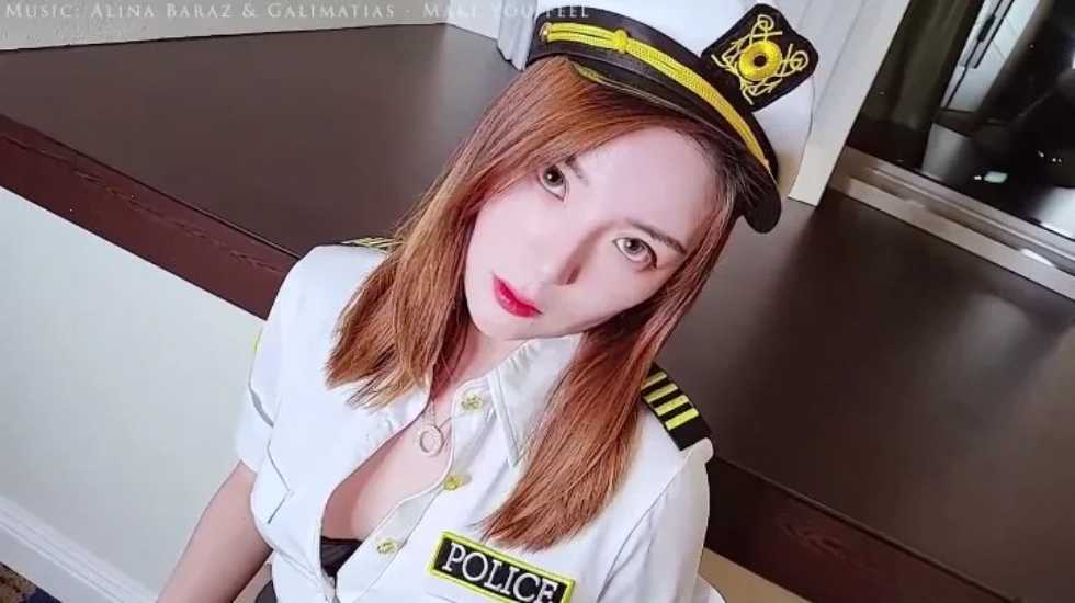 警察！别动~华裔制服诱惑肉丝与姐夫做爱！ 海报
