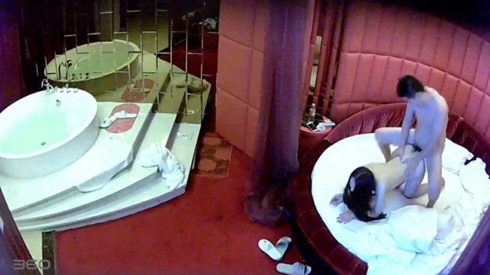 部门领导与单位妹子偷情很会玩鸳鸯浴水里啪啪回床抓头发猛干尖叫说快射我不行了! 海报
