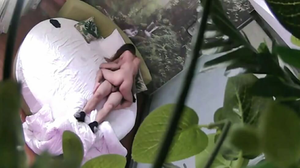 丰满性感的美女酒店不愿意和认识没多久的纹身男啪啪,被男的3次扑倒在床上最后强插进去干完后再操时乖乖配合!! 海报