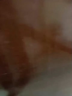 【清纯女闺蜜】背着婊妹勾引她性感的闺蜜，婊妹在睡觉对闺蜜不断撩骚挑拨强硬扒光，大鸡巴直接上打着灯草给狼友看精彩刺激 海报